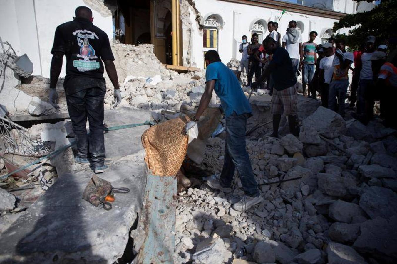 Una de las víctimas del terremoto es cubierta por una sábana. 