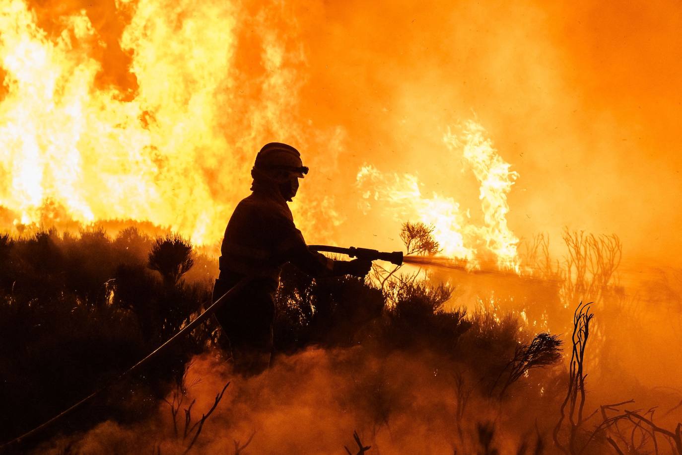 El incendio se originó el pasado sábado en las inmediaciones del cruce de la N-502 en dirección a Navalacruz (Ávila). 