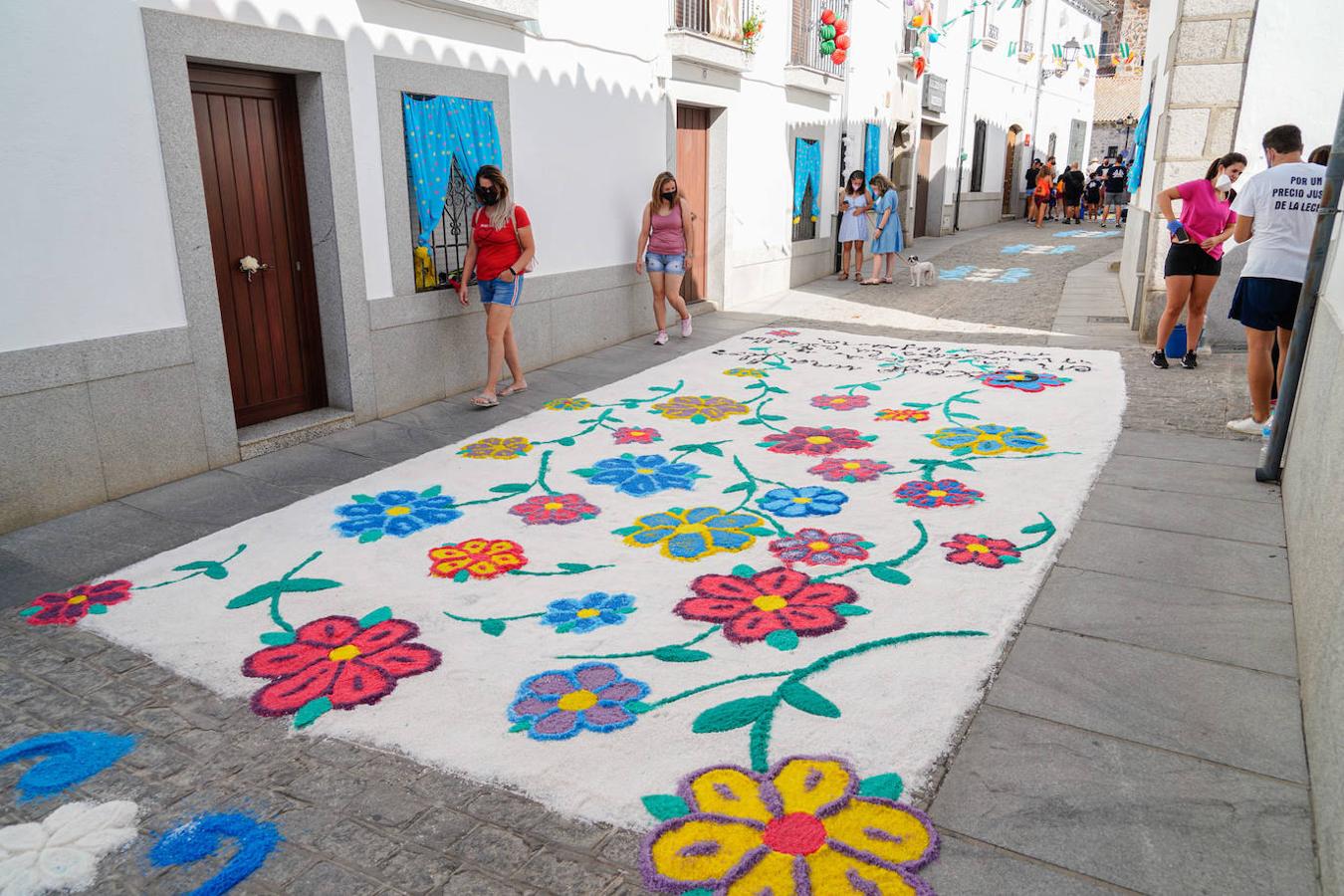 Las alfombras por San Roque de Dos Torres, en imágenes