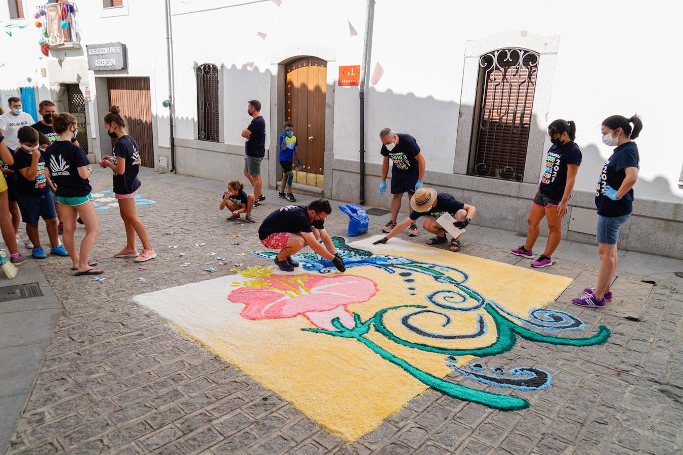 Las alfombras por San Roque de Dos Torres, en imágenes