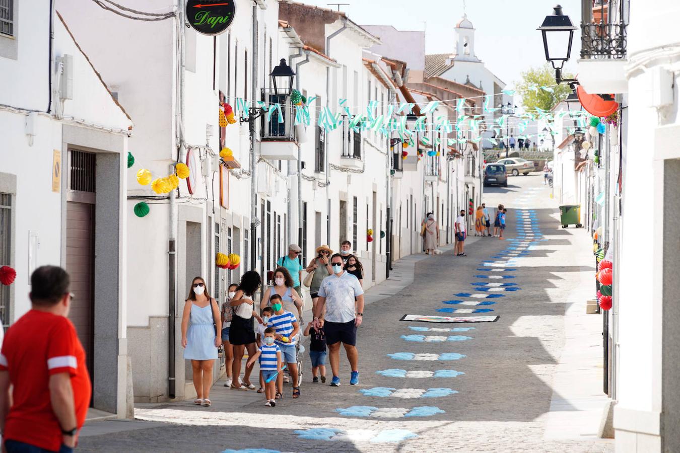 Las alfombras por San Roque de Dos Torres, en imágenes