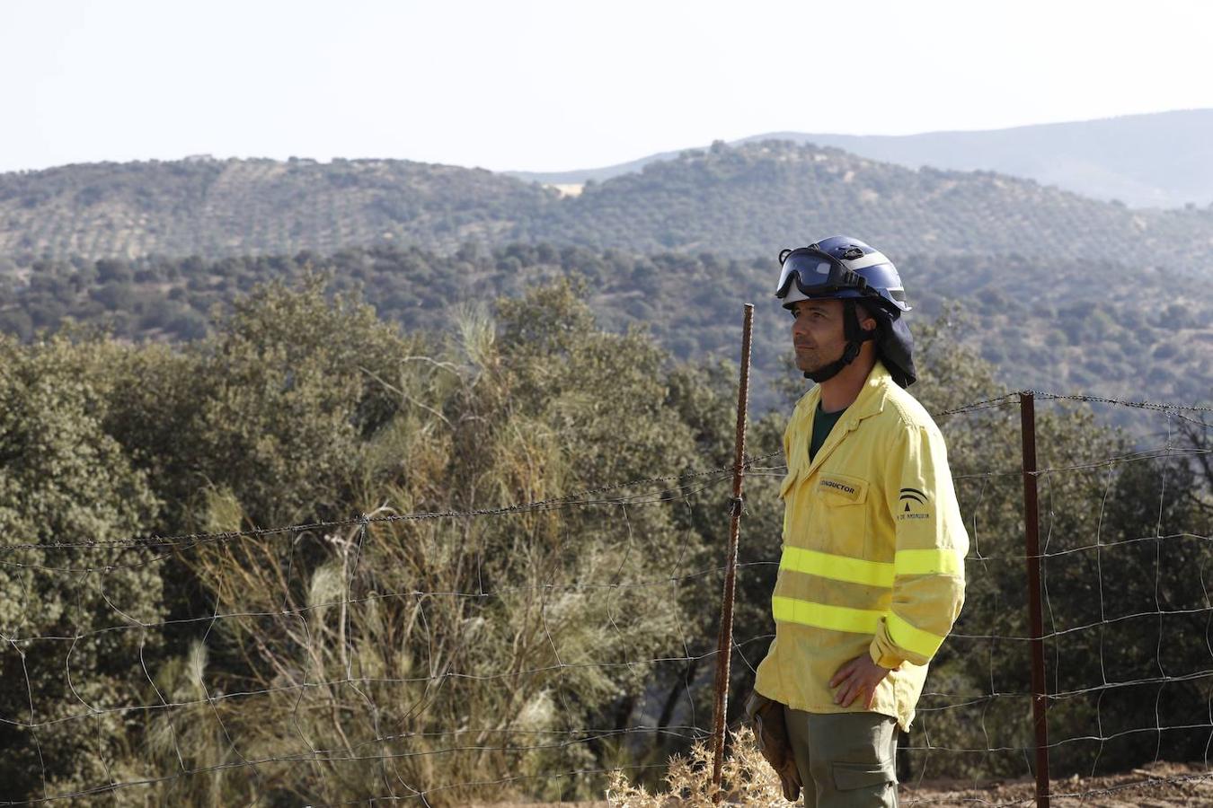 La extinción del incendio forestal de Villaharta, en imágenes