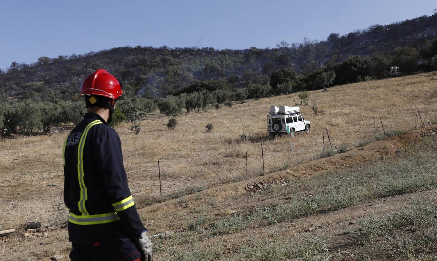 La extinción del incendio forestal de Villaharta, en imágenes