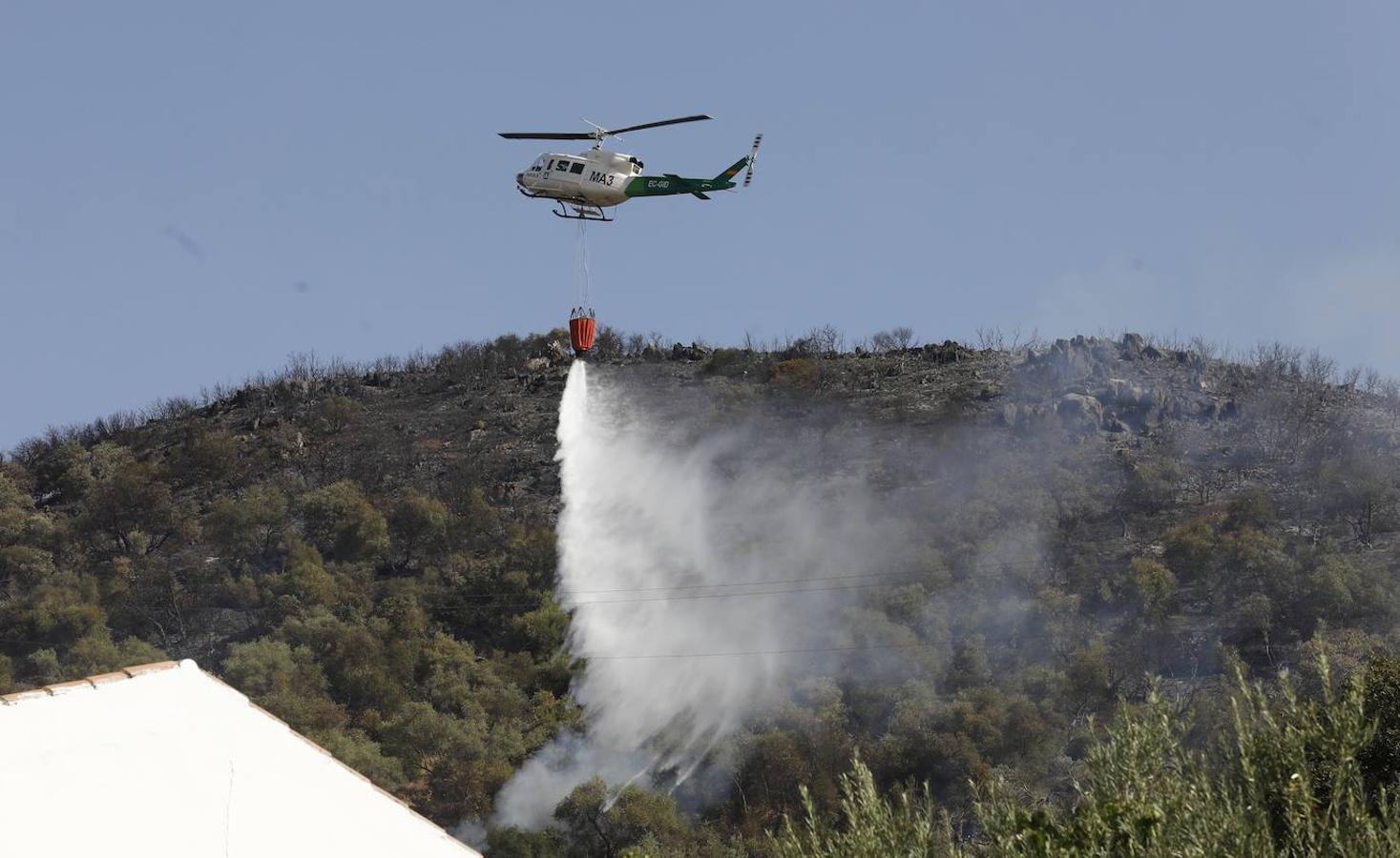 La extinción del incendio forestal de Villaharta, en imágenes