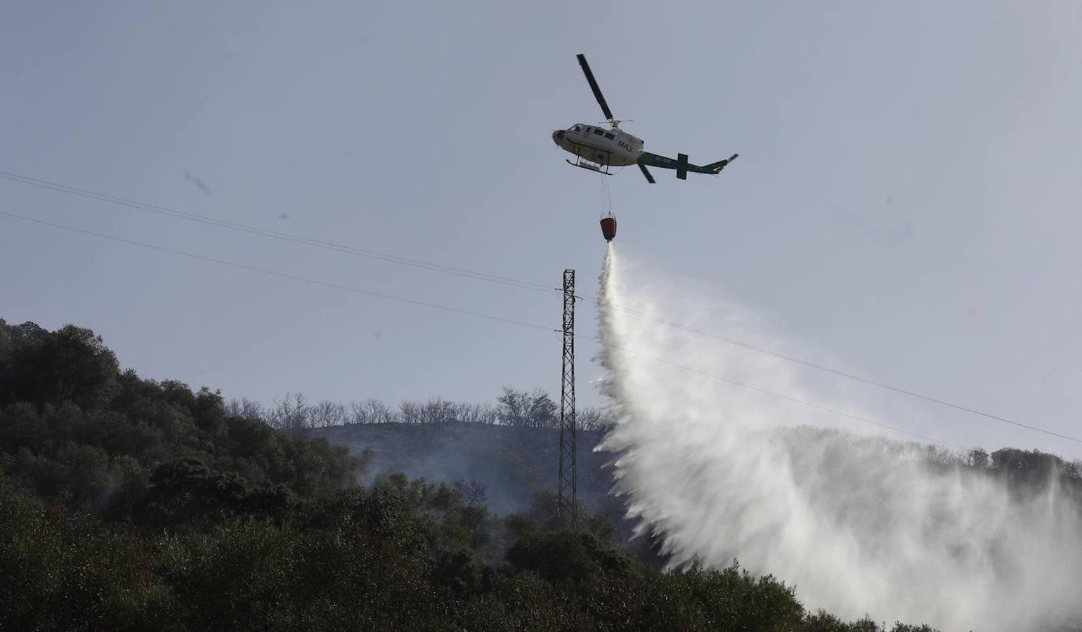 La extinción del incendio forestal de Villaharta, en imágenes