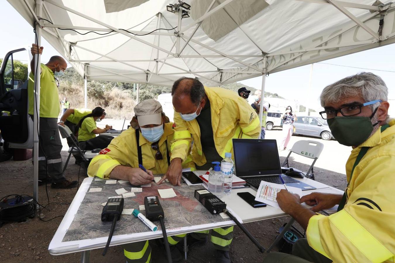 La extinción del incendio forestal de Villaharta, en imágenes