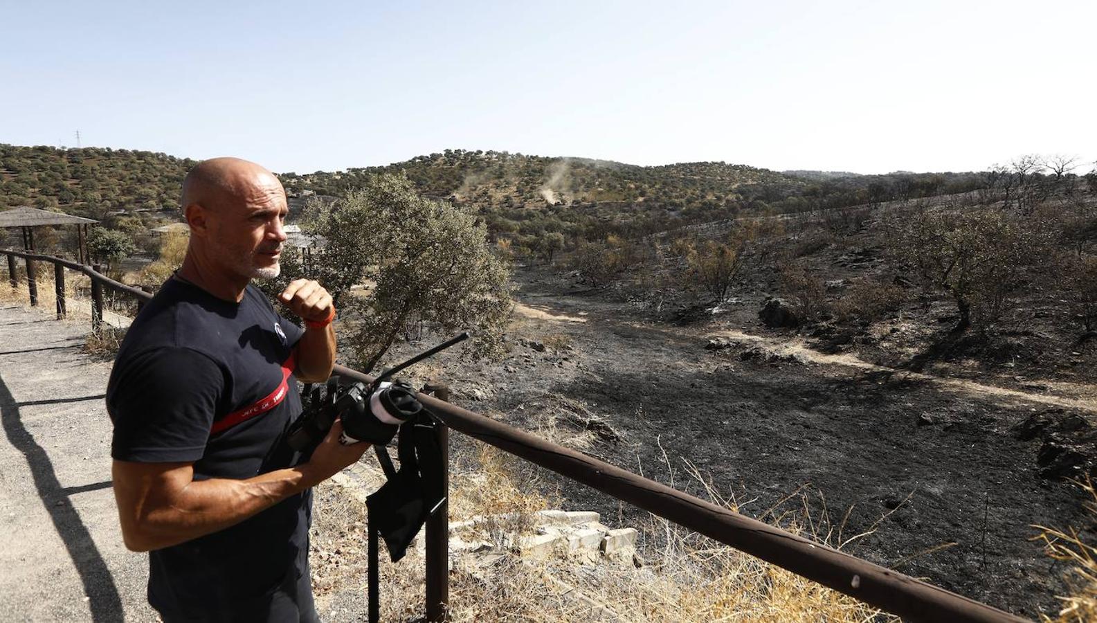 La extinción del incendio forestal de Villaharta, en imágenes