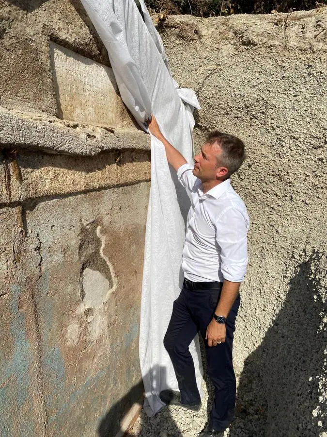 El director del Parque Arqueológico de Pompeya, Gabriel Zuchtriegel, descubre la inscripción de la tumba. 