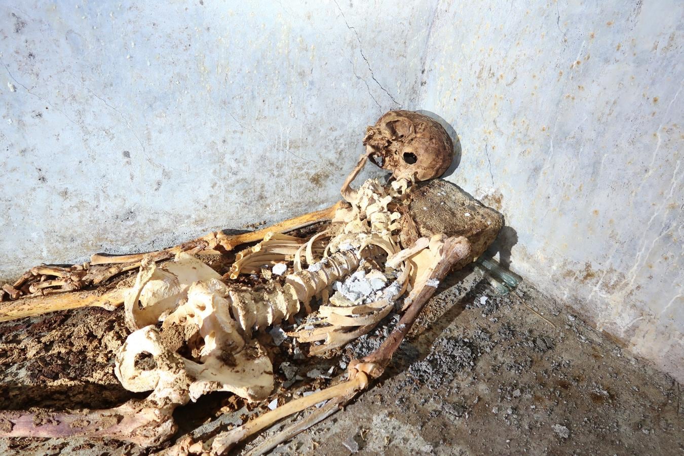 Por primera vez, se ha encontrado un esqueleto semi momificado, algo muy sorprendente en una época de Pompeya en la que los cuerpos de los adultos siempre se incineraban. 