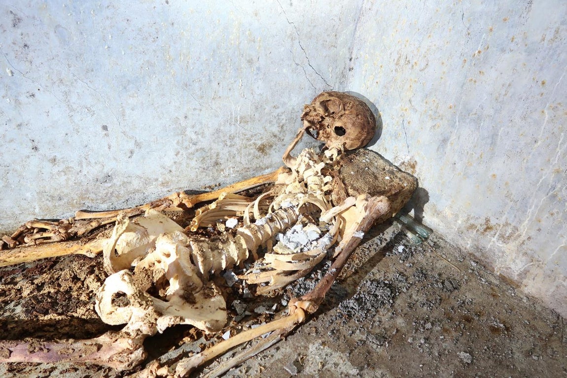 Por primera vez, se ha encontrado un esqueleto semi momificado, algo muy sorprendente en una época de Pompeya en la que los cuerpos de los adultos siempre se incineraban. 