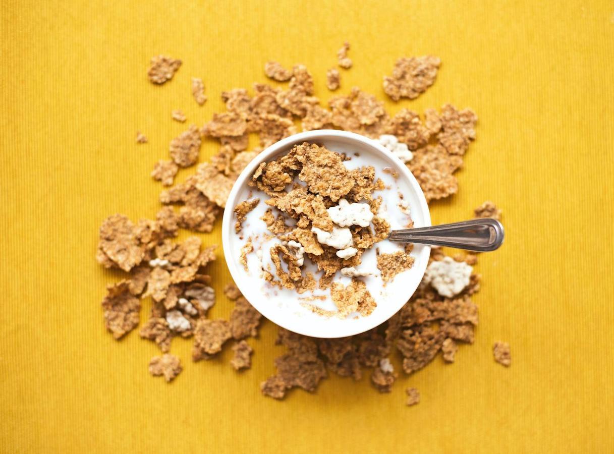 Cereales de maíz y trigo. Los cereales a base de maíz y trigo son opción para fomentar el consumo de hierro desde el desayuno. Según datos de la Bedca, cada 100 gramos de estos cuentan con 24 miligramos de hierro. Asimismo, los cereales también son ricos en calcio (100 miligramos de cada 100 gramos) y vitamina C (102 miligramos).