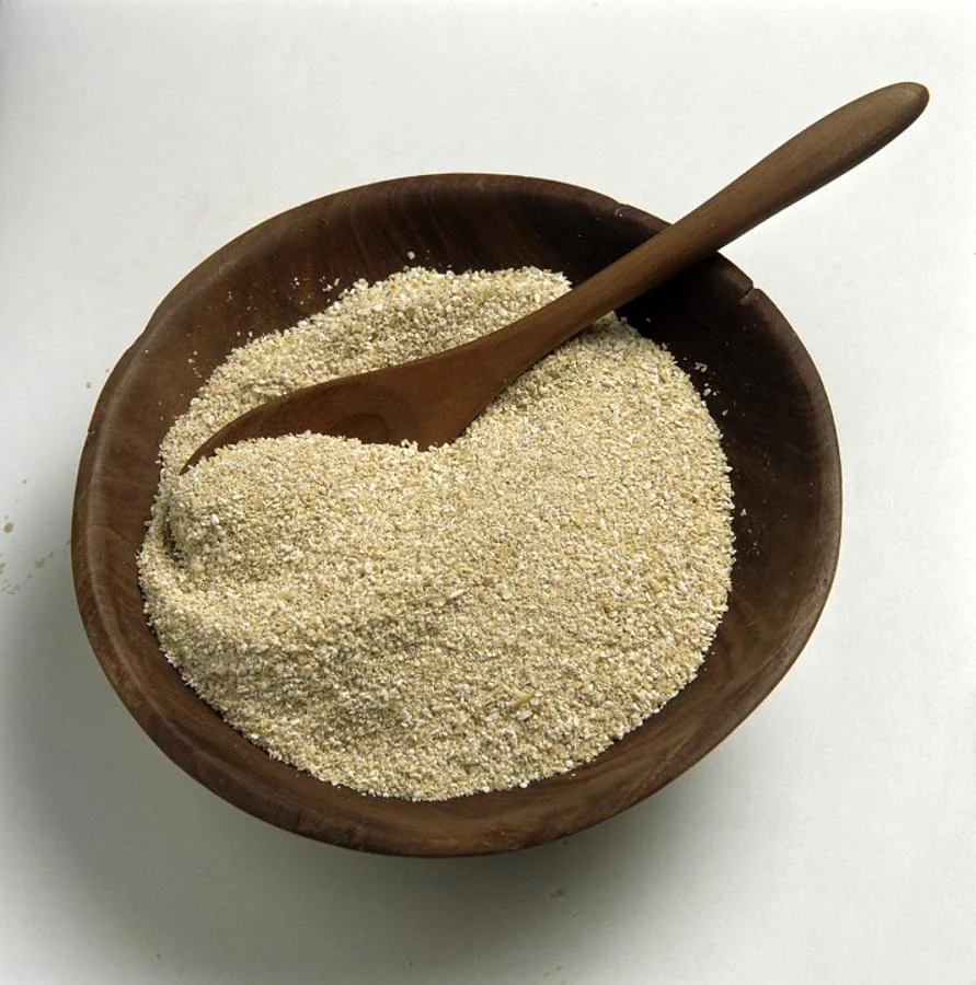 Salvado de trigo. El salvado de trigo cuenta con 10.57 miligramos de hierro por cada 100 gramos según la Bedca. También, tiene gran cantidad de fibra insoluble, 42,8 gramos por cada 100. Asimismo, el salvado de trigo es rico en vitaminas B y K; y fósforo.