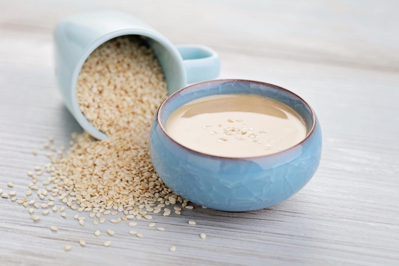 Tahini. El tahini, una pasta de sésamo, tiene por cada 100 gramos unos 10.4 miligramos de hierro, según la Bedca. Es ingrediente base para preparar platos saludables como los polvorones «versión sana» del Chef Bosquet o aperitivos como galletas ligeras o el hummus de remolacha.