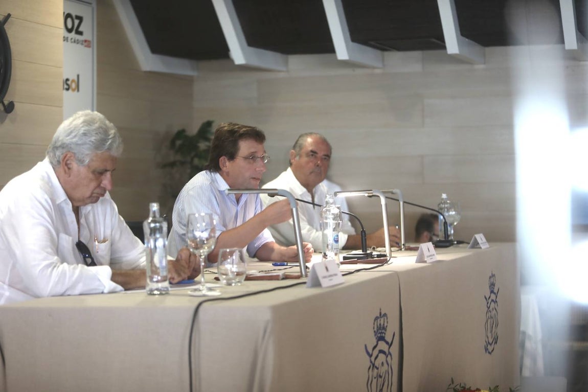 FOTOS: El alcalde de Madrid, Martínez-Almeida, en el ciclo de conferencias Aula de Cultura de Vista Hermosa, en El Puerto