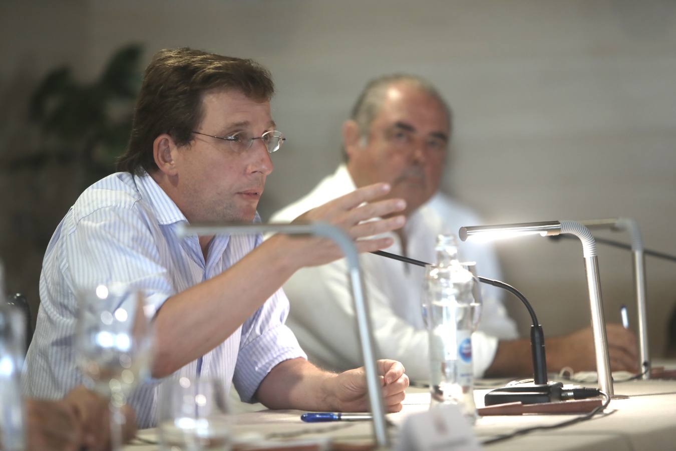 FOTOS: El alcalde de Madrid, Martínez-Almeida, en el ciclo de conferencias Aula de Cultura de Vista Hermosa, en El Puerto