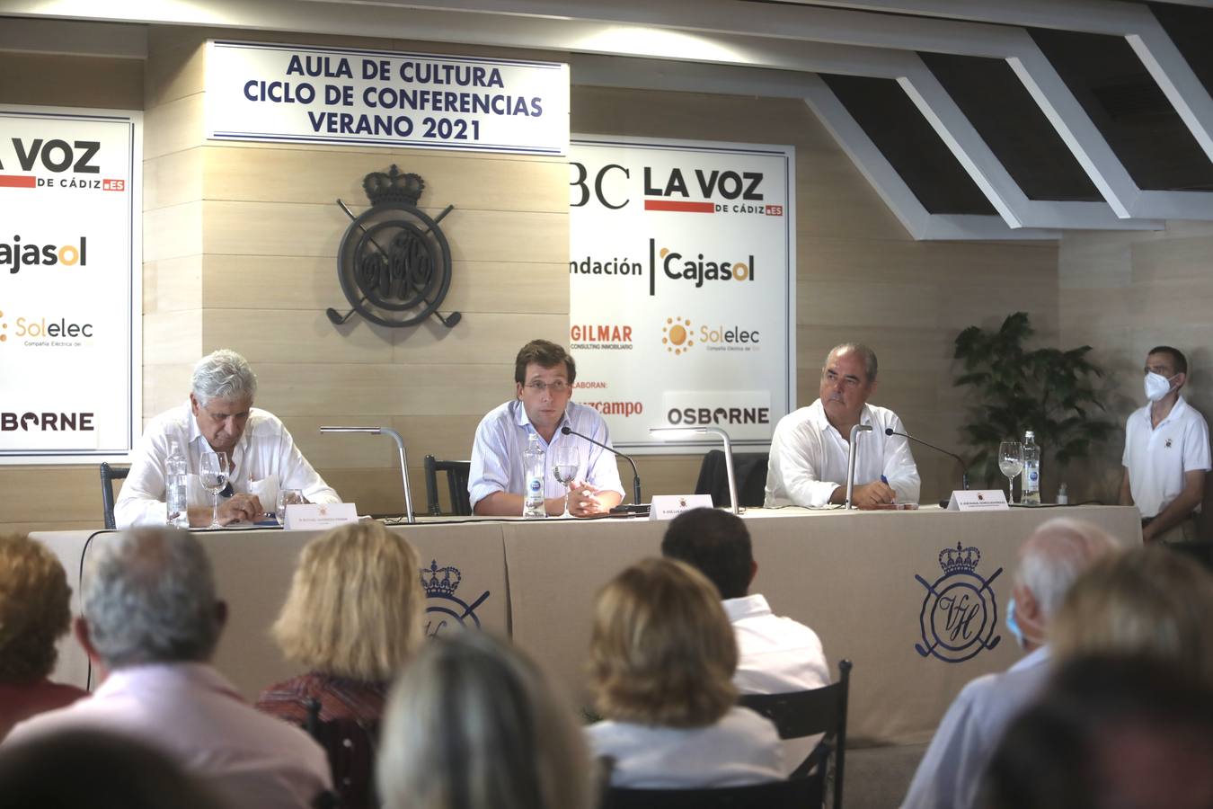 FOTOS: El alcalde de Madrid, Martínez-Almeida, en el ciclo de conferencias Aula de Cultura de Vista Hermosa, en El Puerto