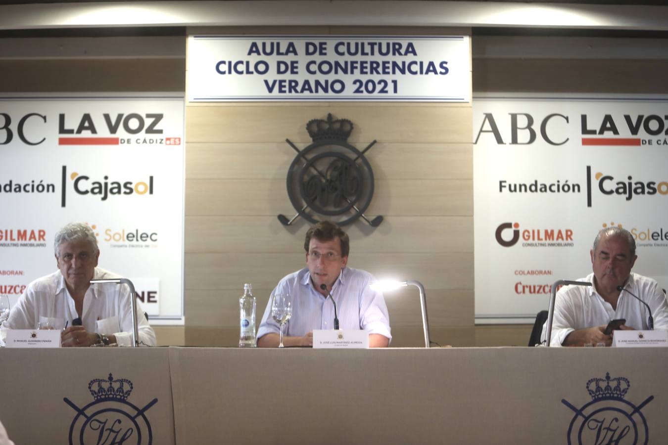 FOTOS: El alcalde de Madrid, Martínez-Almeida, en el ciclo de conferencias Aula de Cultura de Vista Hermosa, en El Puerto