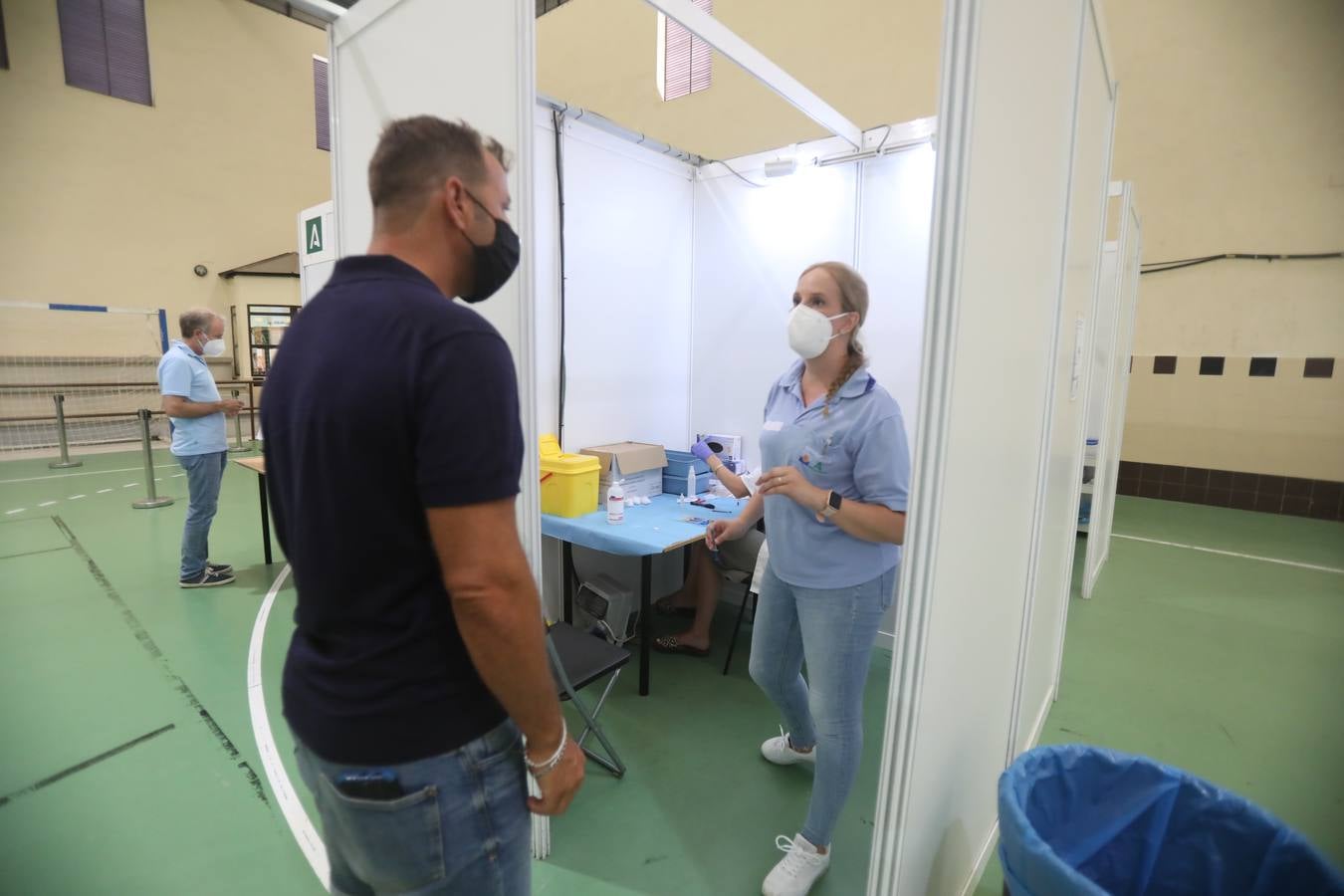 Fotos: Vacunación masiva en Jerez en el Pabellón Polideportivo Vega Veguita