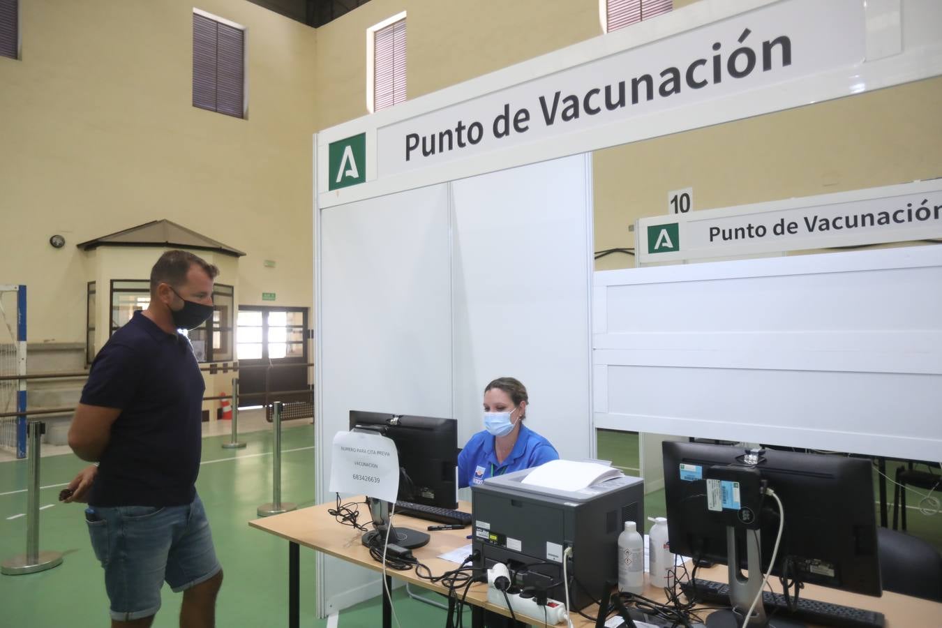 Fotos: Vacunación masiva en Jerez en el Pabellón Polideportivo Vega Veguita