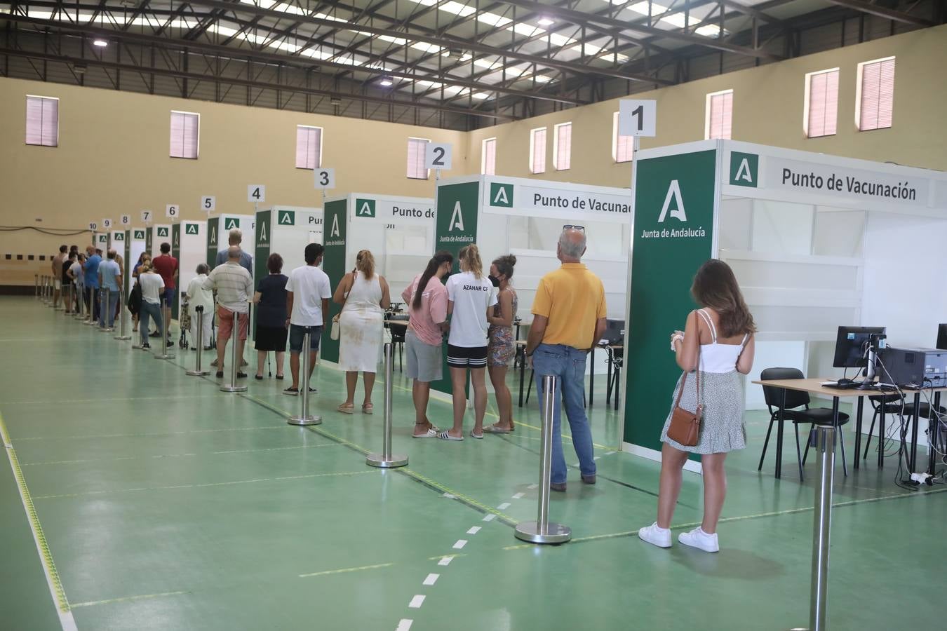 Fotos: Vacunación masiva en Jerez en el Pabellón Polideportivo Vega Veguita