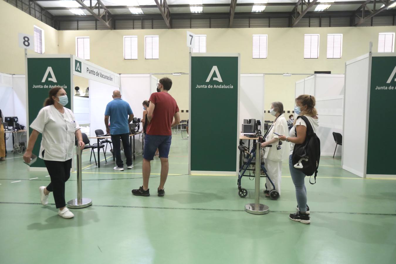 Fotos: Vacunación masiva en Jerez en el Pabellón Polideportivo Vega Veguita