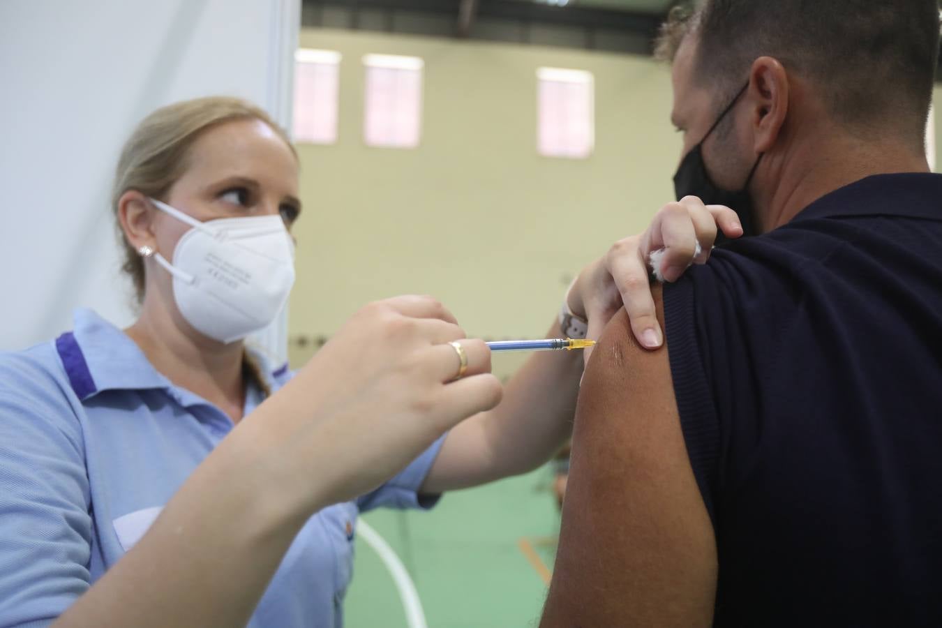 Fotos: Vacunación masiva en Jerez en el Pabellón Polideportivo Vega Veguita