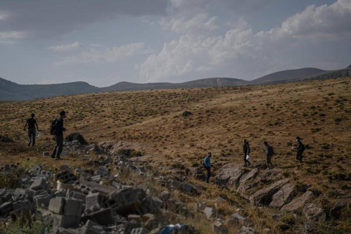 Un grupo de afganos caminan tras cruzar la frontera entre Irán y Turquía. 