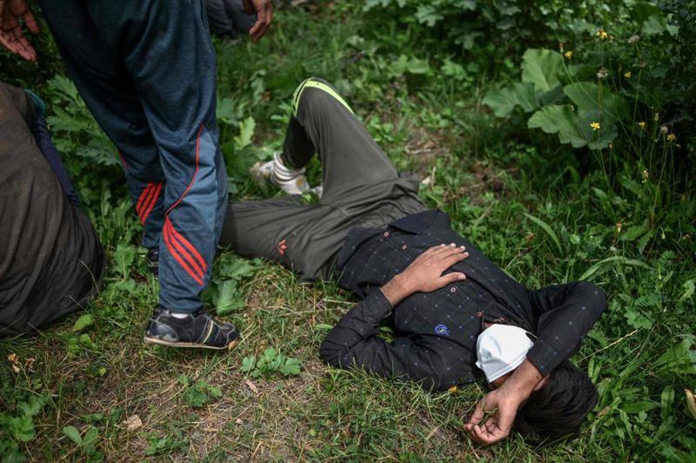 Escenas de agotamiento entre los afganos en su ruta hacia Europa. 