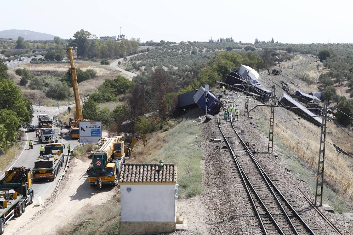 La retirada de los vagones del tren de mercancías en Montoro, en imágenes