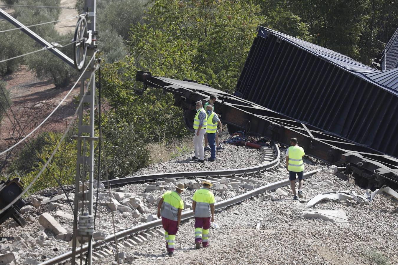 La retirada de los vagones del tren de mercancías en Montoro, en imágenes