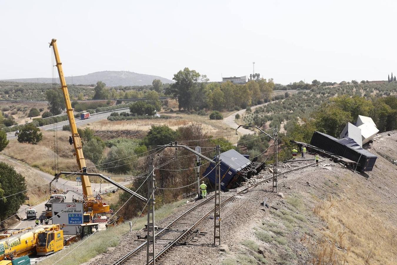 La retirada de los vagones del tren de mercancías en Montoro, en imágenes