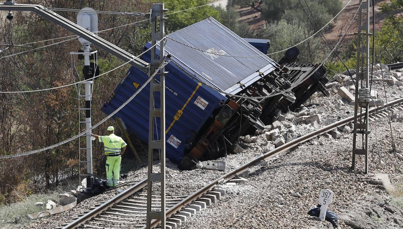 La retirada de los vagones del tren de mercancías en Montoro, en imágenes