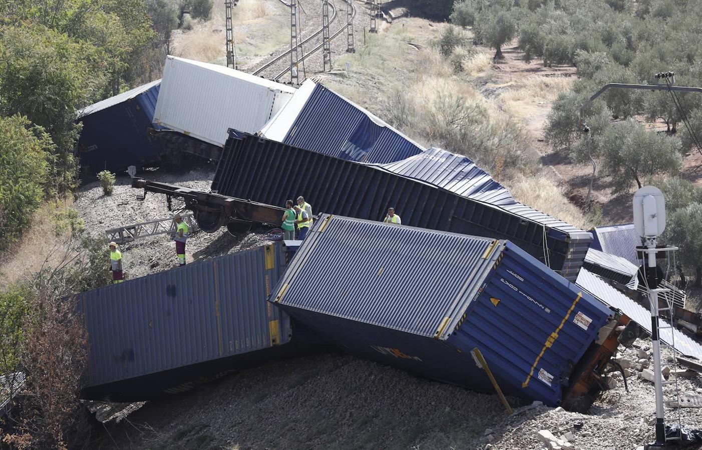 La retirada de los vagones del tren de mercancías en Montoro, en imágenes