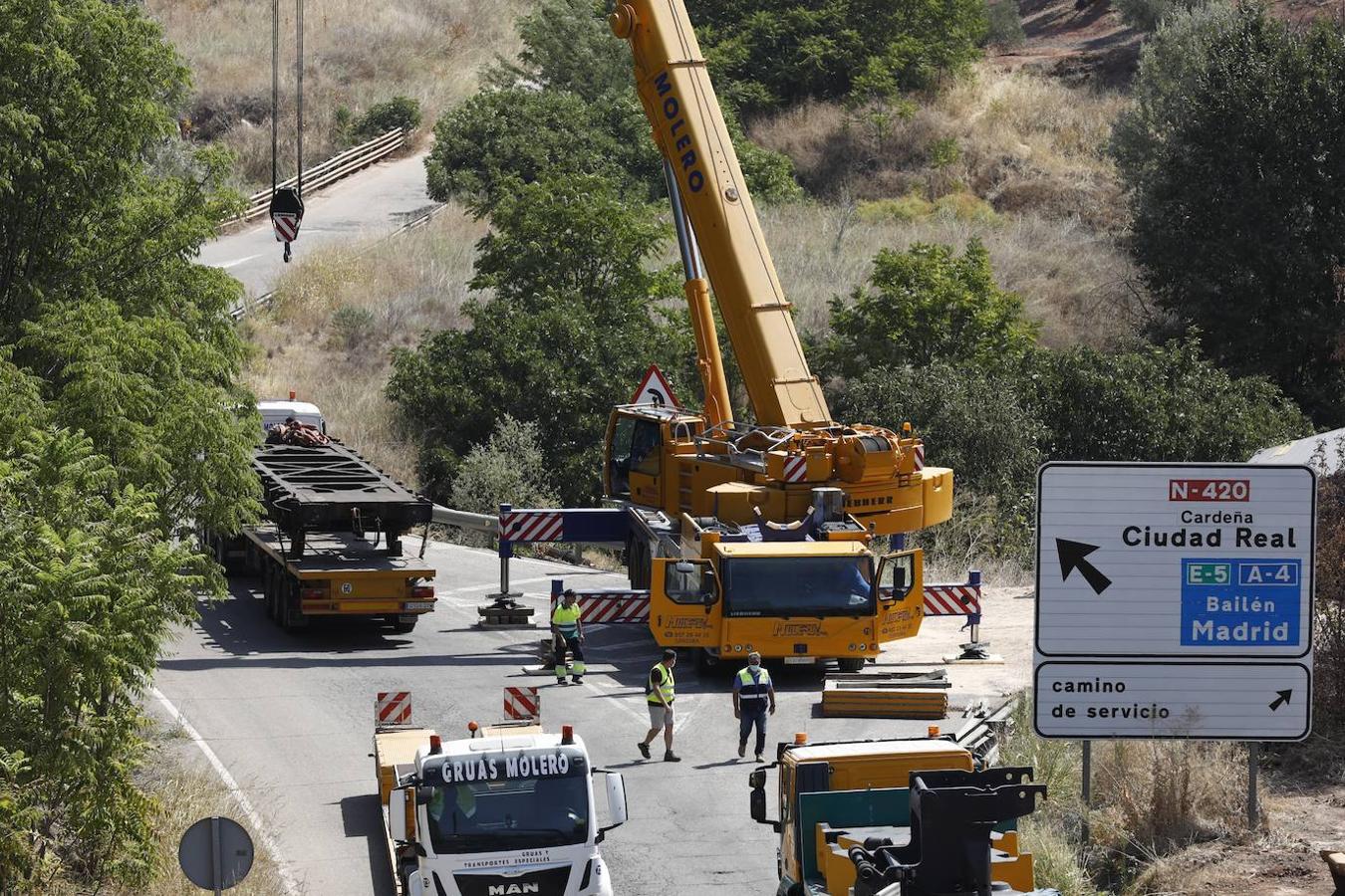 La retirada de los vagones del tren de mercancías en Montoro, en imágenes