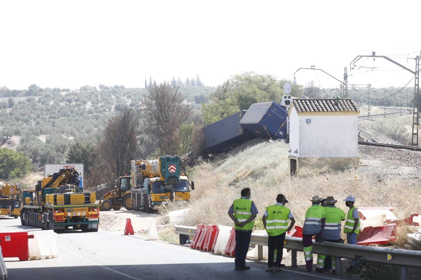 La retirada de los vagones del tren de mercancías en Montoro, en imágenes