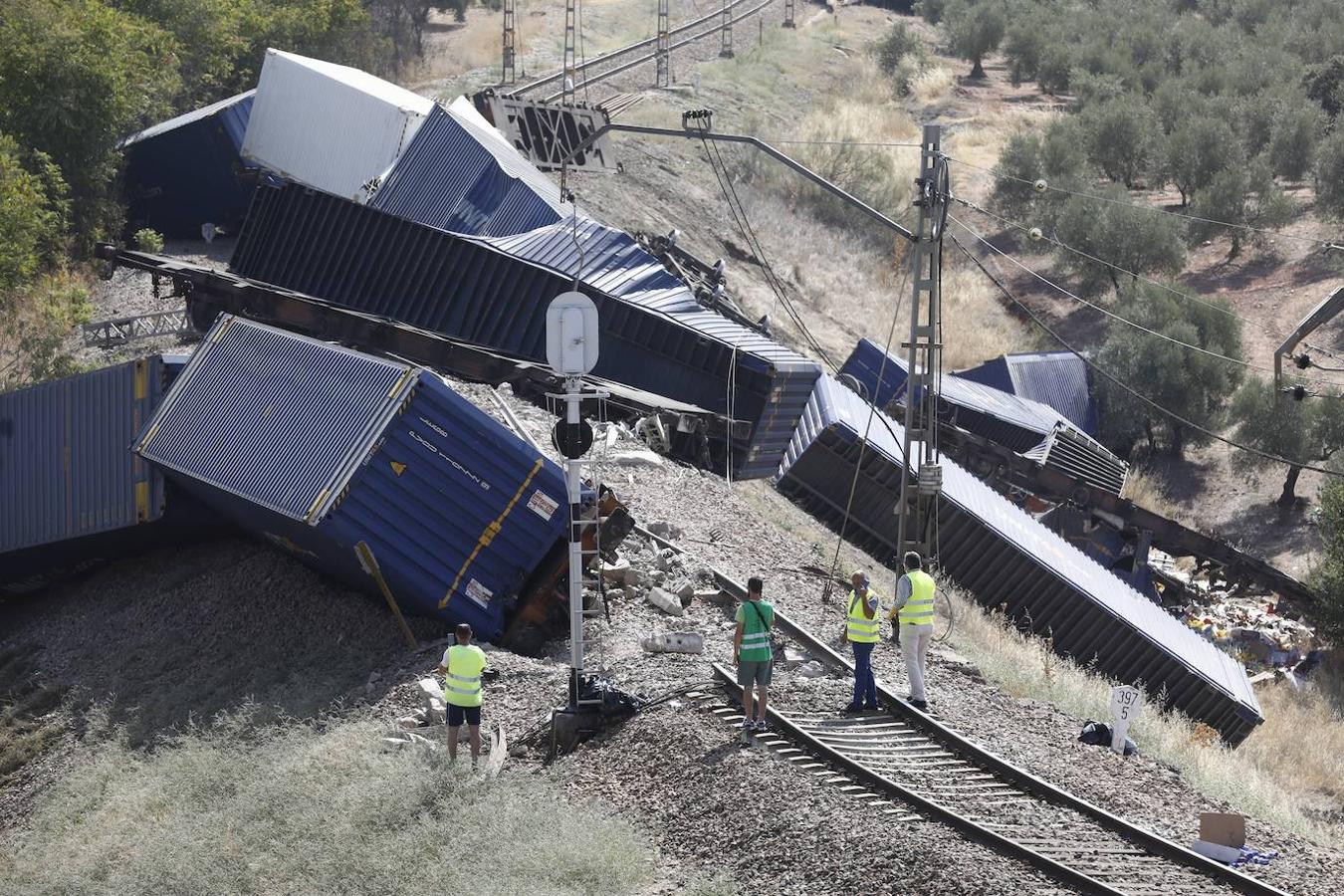 La retirada de los vagones del tren de mercancías en Montoro, en imágenes