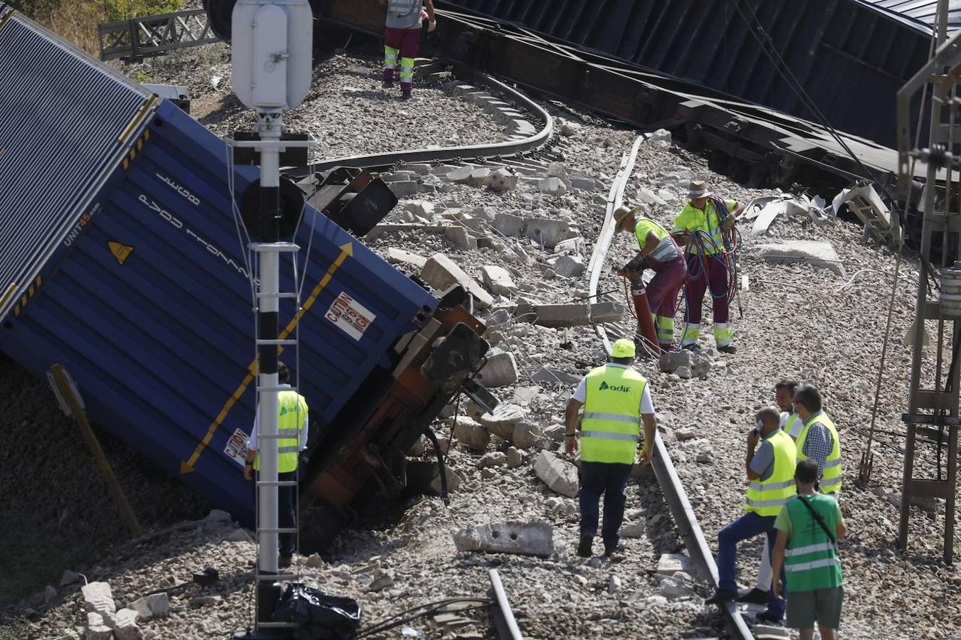 La retirada de los vagones del tren de mercancías en Montoro, en imágenes