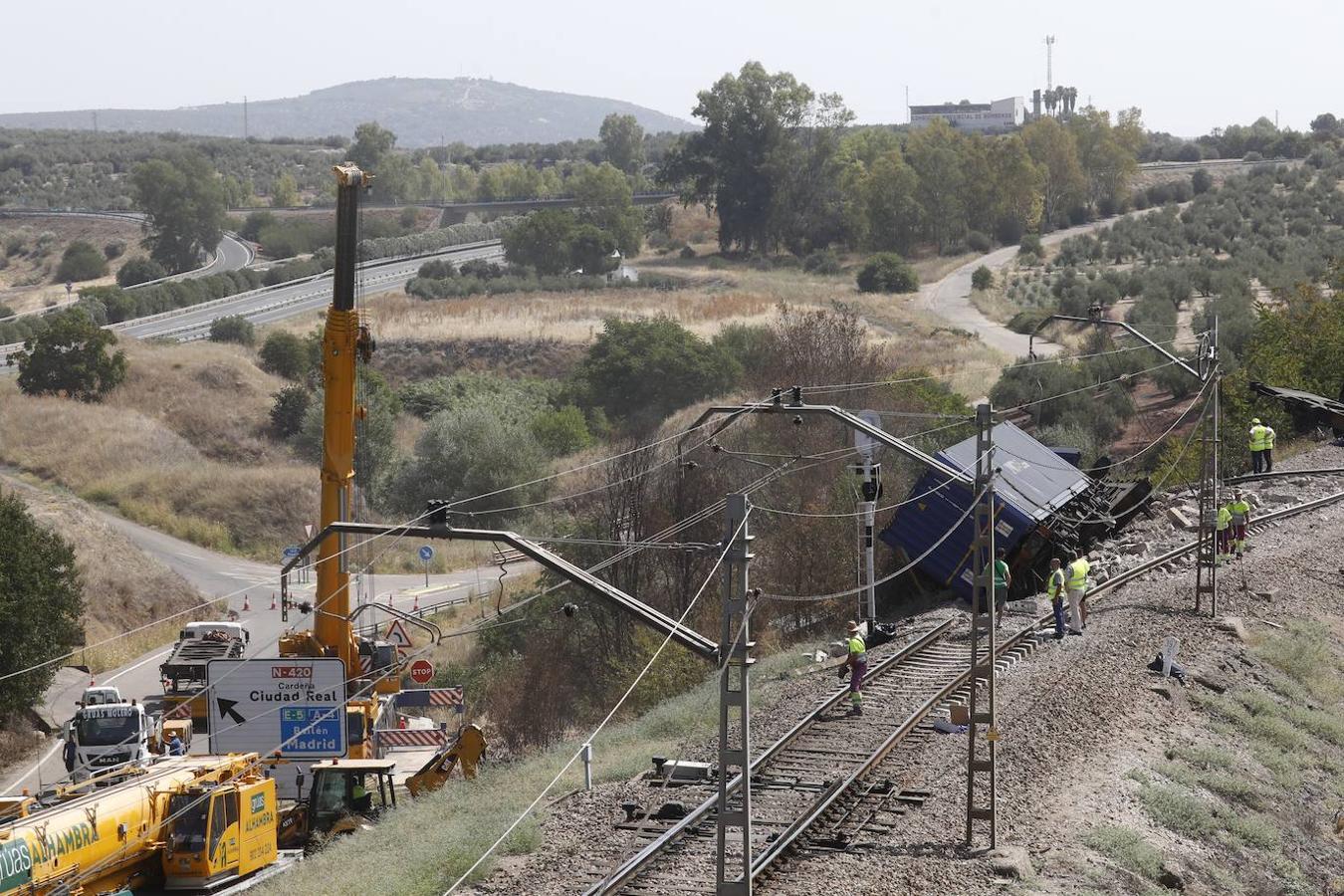 La retirada de los vagones del tren de mercancías en Montoro, en imágenes