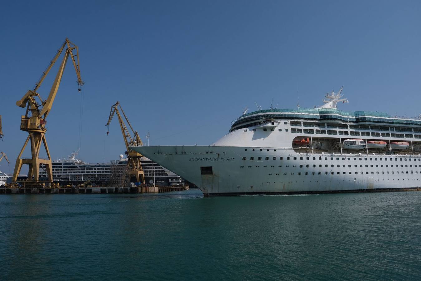 Fotos: El crucero ‘Enchantment of the Seas’ llega a Navantia Cádiz