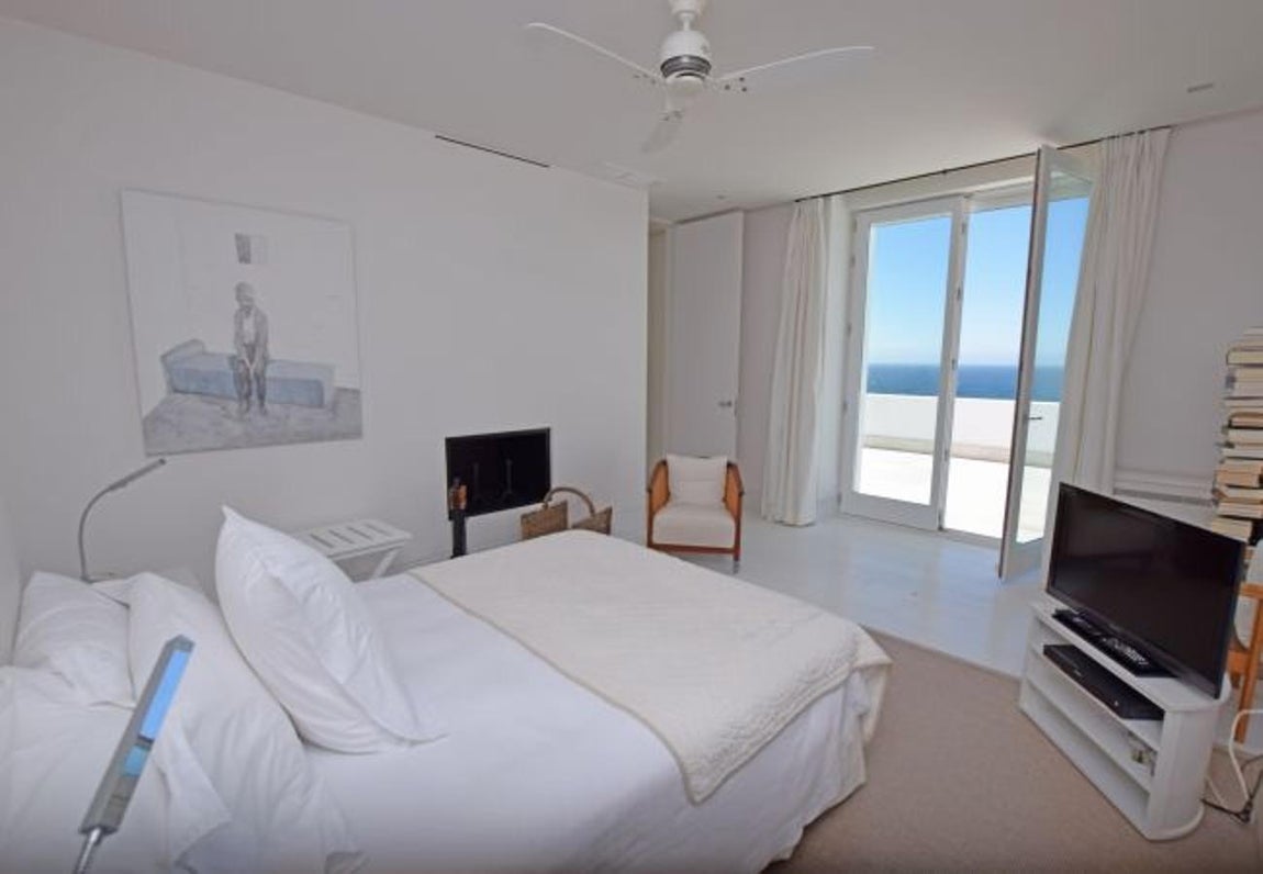 La lujosa villa que Sara Carbonero ha alquilado en Cádiz. En sus cuartos pueden alojarse cómodamente nueve personas.