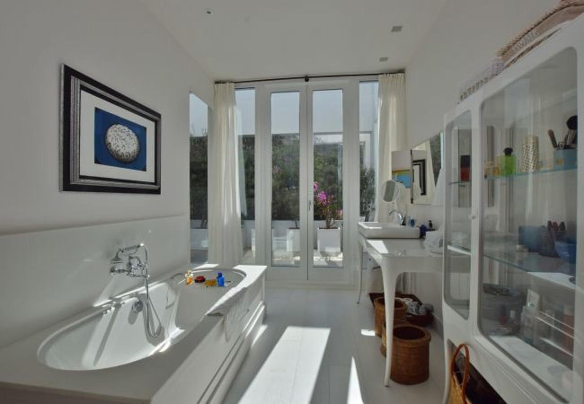 La lujosa villa que Sara Carbonero ha alquilado en Cádiz. Consta de un total de seis baños en los que no faltan las vistas privilegiadas y todos los detalles para que la experiencia sea perfecta.