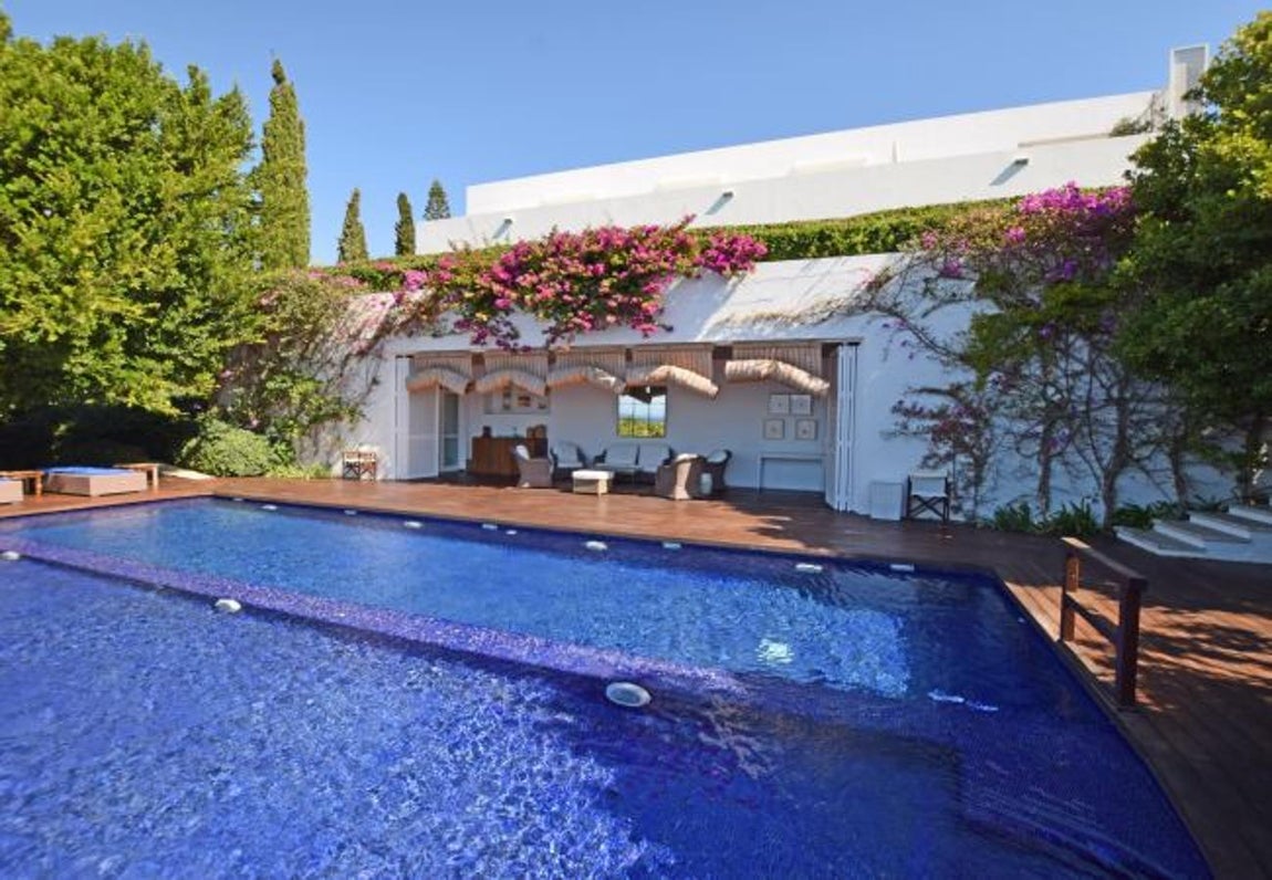 La lujosa villa que Sara Carbonero ha alquilado en Cádiz. El alquiler de la residencia ha sido gestionado por Zahara Villas, una inmobiliaria especializada en viviendas de alto nivel en donde la casa elegida por Carbonero se ofrece por un precio de 16.500€ la semana (2.357€ al día).