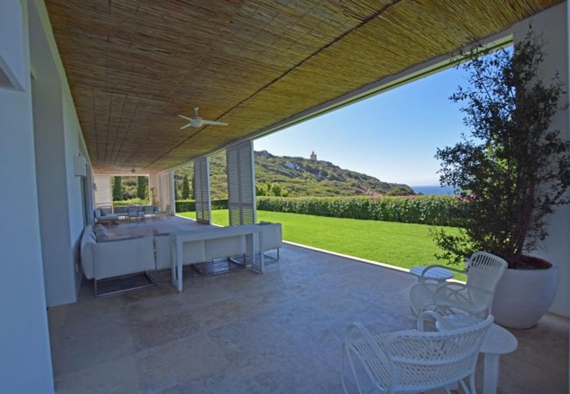La lujosa villa que Sara Carbonero ha alquilado en Cádiz. La arquitectura se basa en un estilo minimalista que sigue con la línea de estilo del resto de casas del pueblo, basado en los tonos blancos con algunos detalles en mimbre y madera que la rinden más rural y confortable.