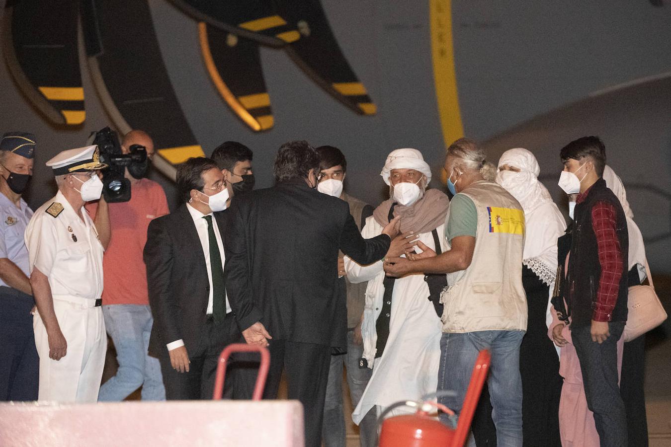 Los colaboradores afganos y personal diplomático son recibidos a su llegada a la Base de Torrejón.. 