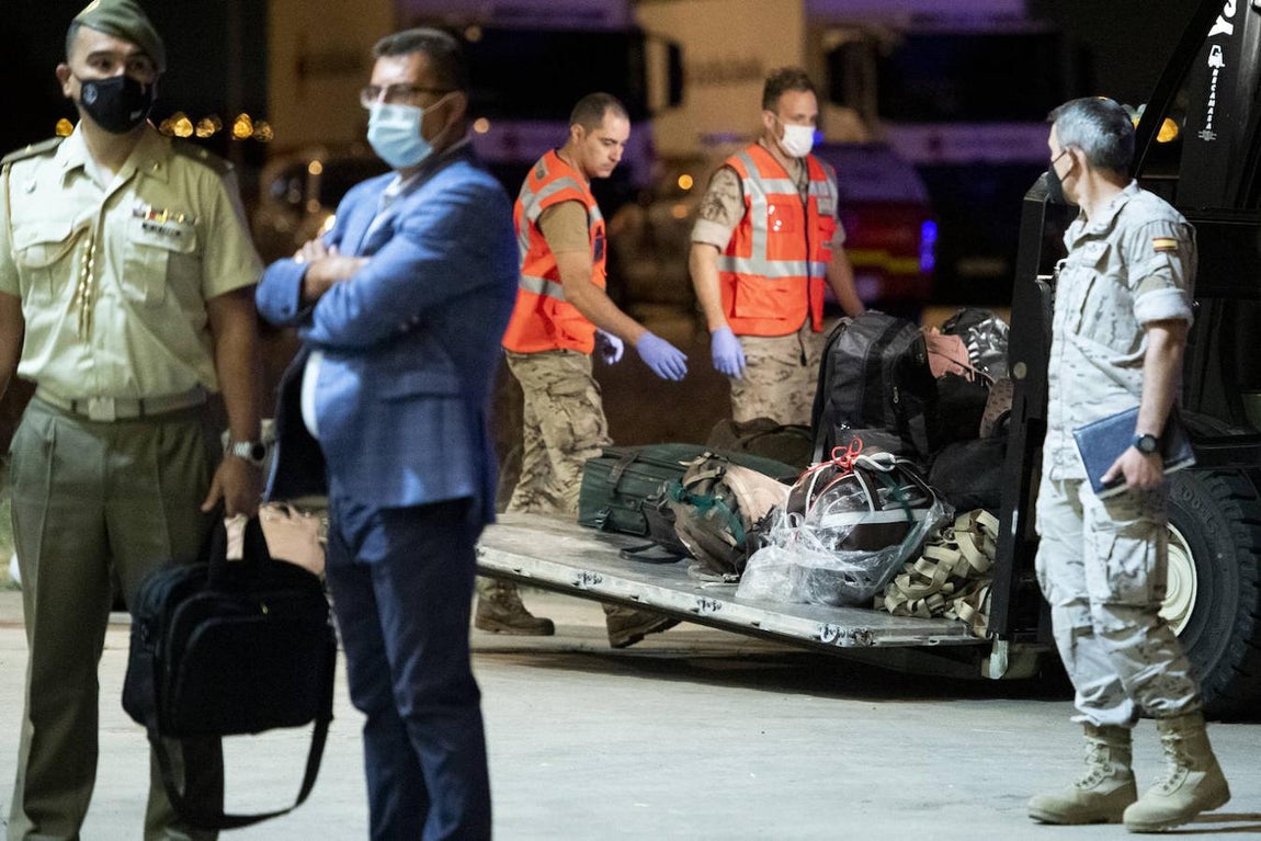 Los colaboradores afganos y personal diplomático son recibidos a su llegada a la Base de Torrejón.. 