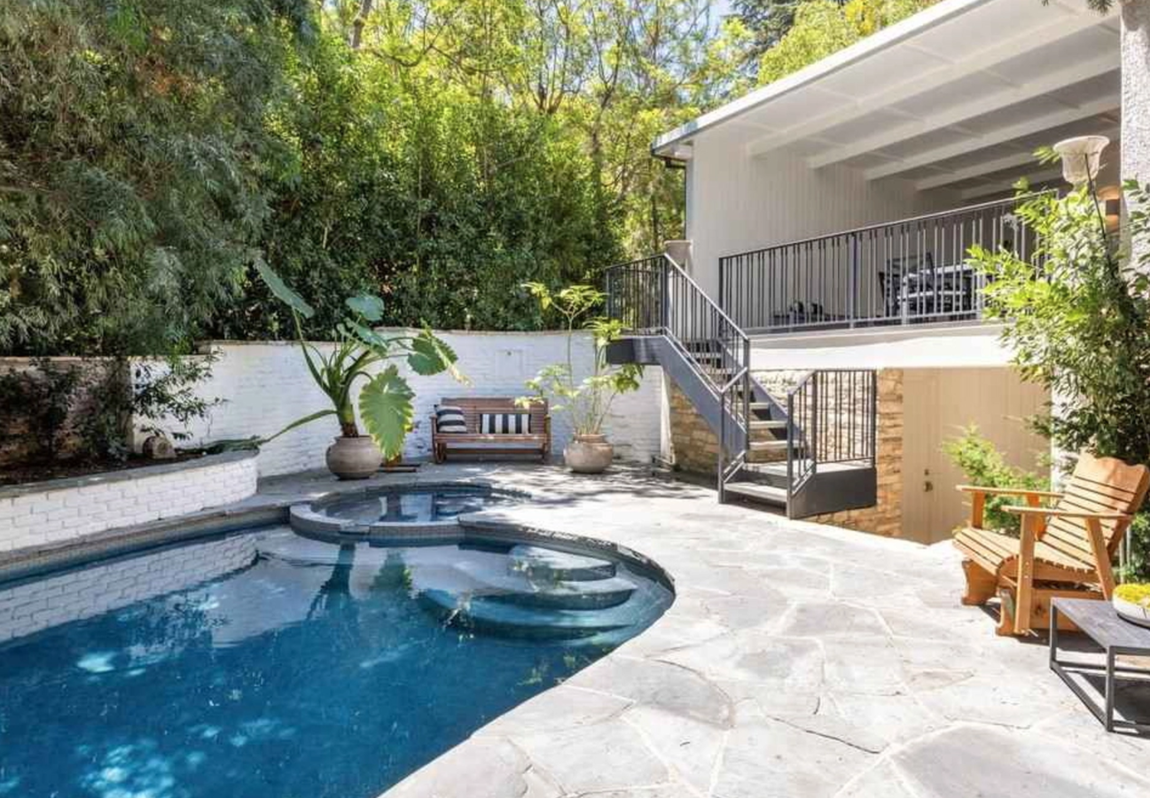 Así es la mansión de Los Feliz de DiCaprio. La zona exterior cuenta con cuidados y bonitos jardines, una piscina con un pequeño jacuzzi y zona de solárium.