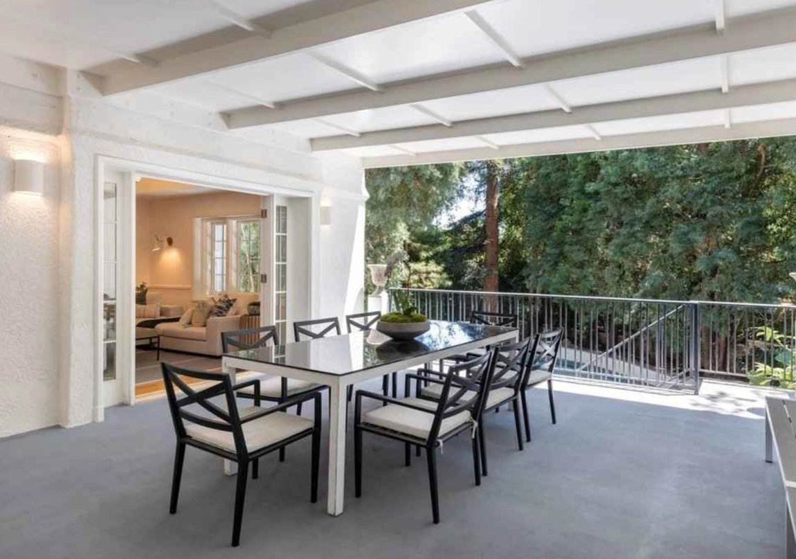 Así es la mansión de Los Feliz de DiCaprio. El artista tiene una amplia cartera de bienes inmuebles, entre ellos varios condominios de lujo en Manhattan, un terreno baldío de 23 millones de dólares (19,6 millones de euros) con vistas a Paradise Cove, Malibú y su residencia principal, un complejo de tres viviendas en el codiciado vecindario de Los Ángeles, Bird Streets.