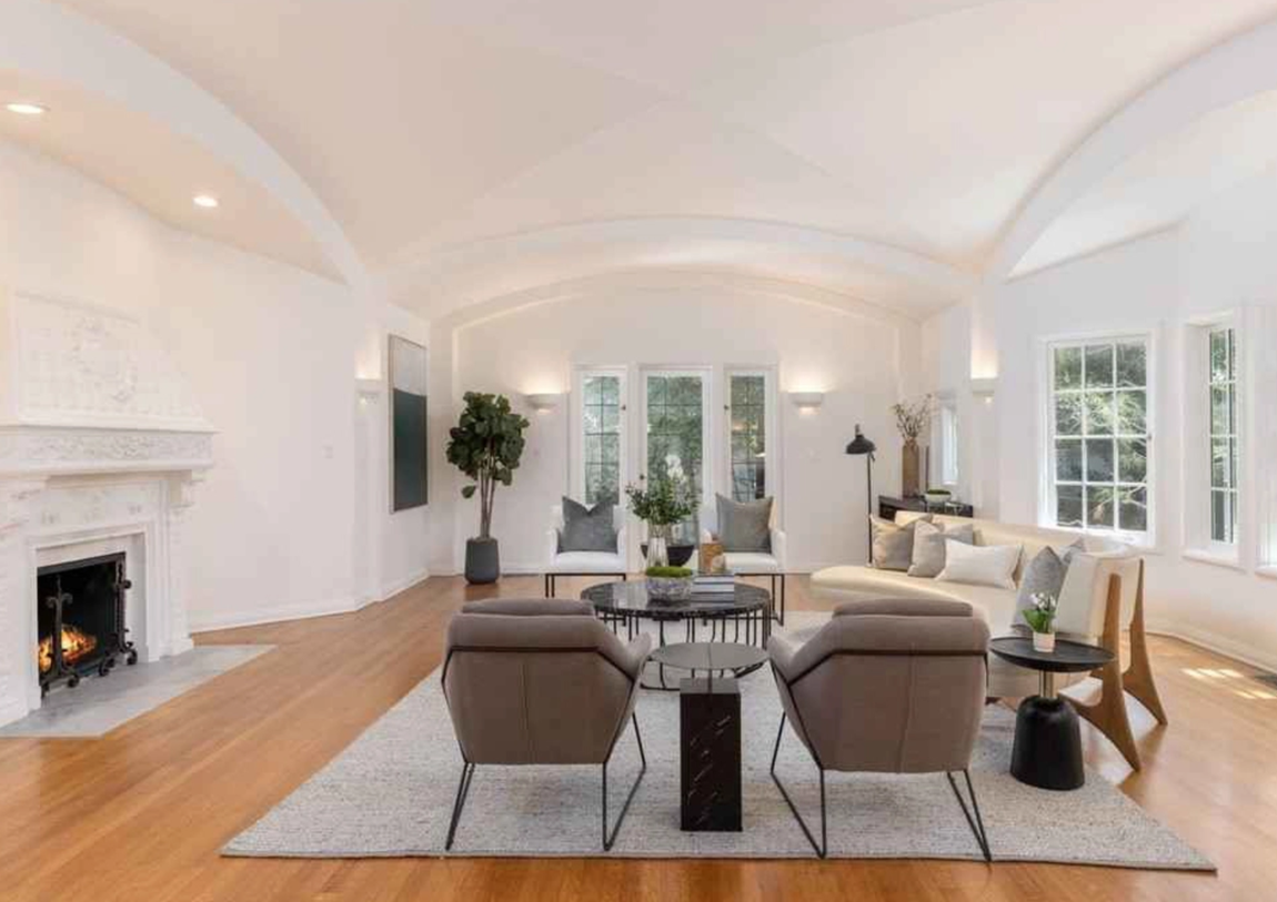 Así es la mansión de Los Feliz de DiCaprio. El anterior propietario era Moby, músico que pagó, en 2016, 3,4 millones de dólares (unos 2,9 millones de euros) por esta casa centenaria de estilo Tudor. Durante dos años se dedicó a renovar la propiedad conservando la artesanía original, pero agregando las últimas tecnologías y comodidades.