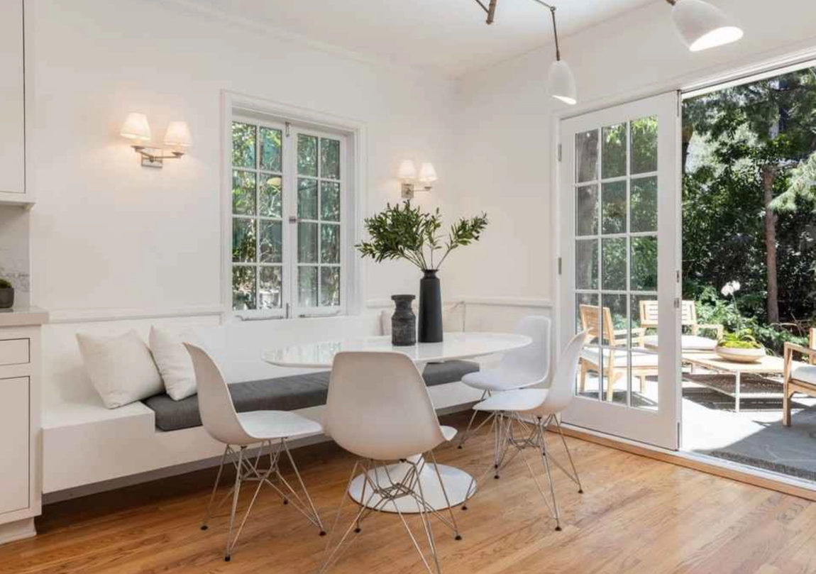 Así es la mansión de Los Feliz de DiCaprio. Justo al lado hay una zona de desayuno con un banco y varias sillas, un área que se abre a una terraza revestida de piedra que ofrece un espacio idílico para cenar al aire libre, siempre y cuando el tiempo lo permita.