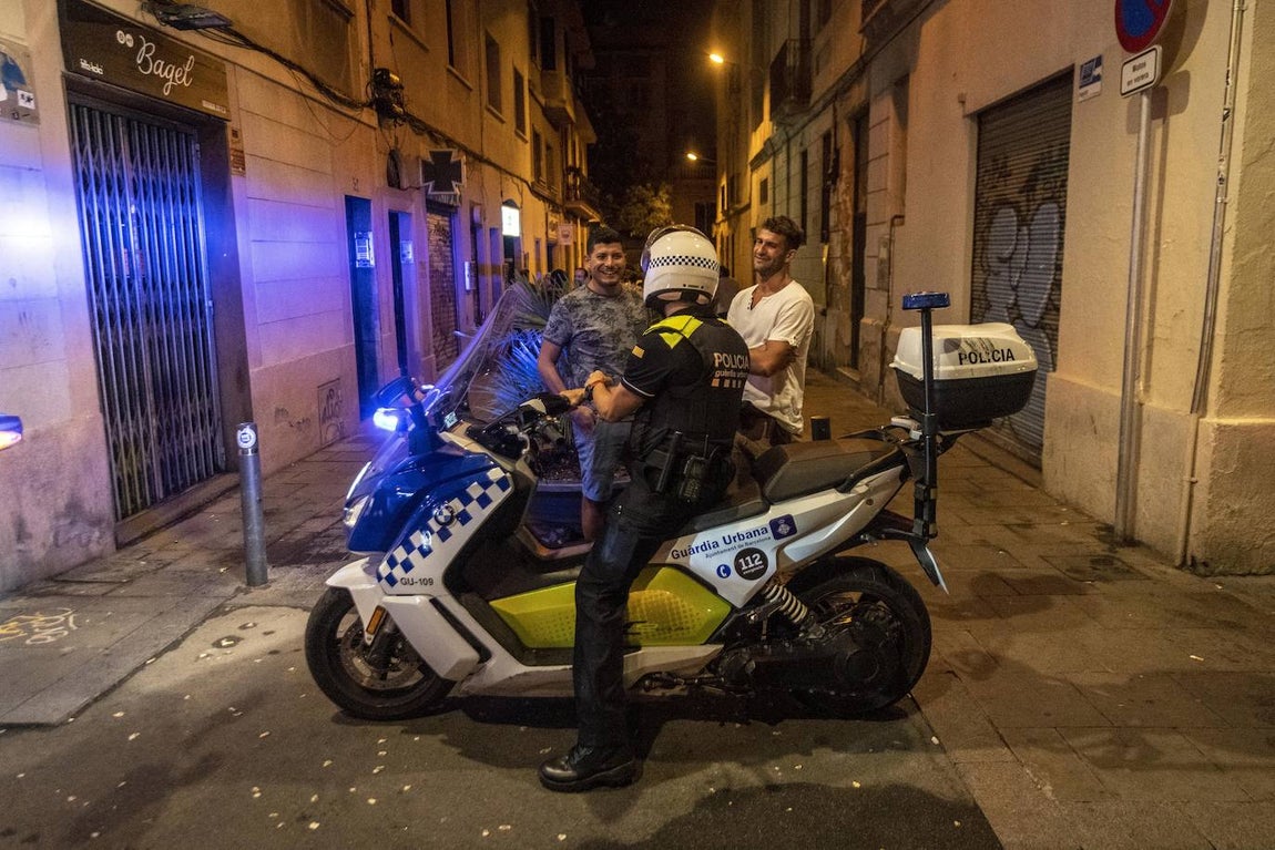 Primera noche sin toque de queda en Barcelona: botellones, aglomeraciones y 4.100 desalojados